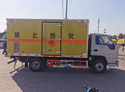 安塞爆破器材运输车工人安全操作规范与智能技术保障